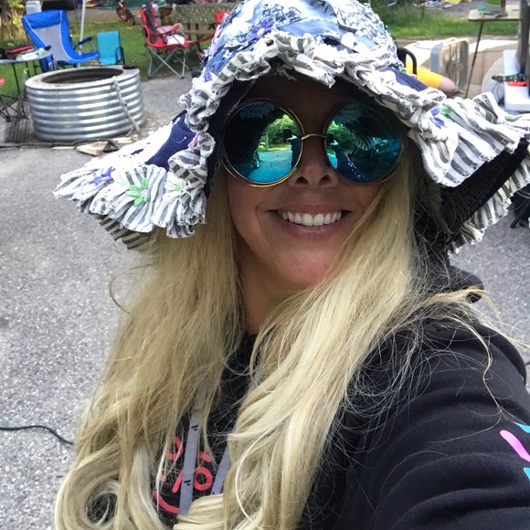 HEY! I’m trying to make a meet your Posher page 😂 - Picture 2 of 6